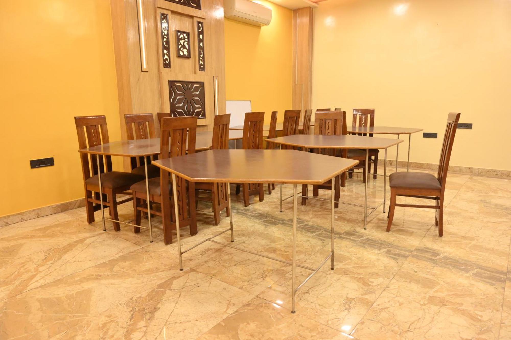 Hotel Riddhi Regency Λάκναου Εξωτερικό φωτογραφία